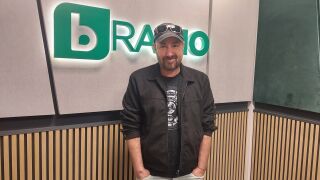 Стефан Вълдобрев с нова песен и разкрития за моментите, които са променили живота му (ВИДЕО)