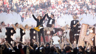 Американците The Killers откриха финала с кабаре. Безвъзмездно или с хонорар? 