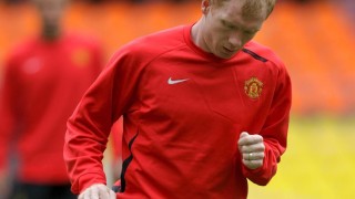 Пол Скоулс ударен с топка докато говори на живо по телевизията (ВИДЕО)