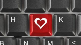 Два клавиша = сърчице, нота и усмихнато лице