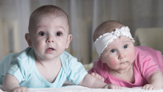 Защо момиченцата носят розово, а момченцата - синьо