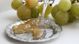 Желе от бяло грозде с карамфил