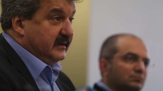 В Ботев се шегуват с Батков: гледа ли той мача под прикритие?  (СНИМКА)