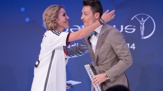 Месут Йозил получи награда Лауреус за спасяването на 23 деца