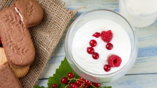 Бърз десерт с кисело мляко, бисквити и сладко