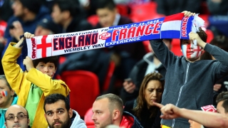 Два национални отбора и 71 000 футболни фенове, обединени срещу терора