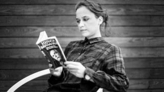 "Моста на влюбените в книгите" представя 58 снимки на знаменитости