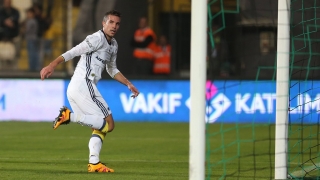 Робин ван Перси в болница след ужасяващ удар в окото на терена (ВИДЕО)