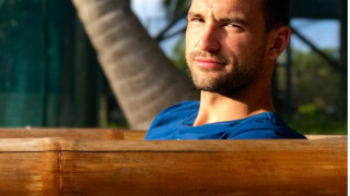 Григор Димитров се спасява от жегата с... палмово листо (ВИДЕО)