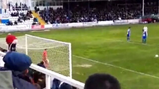 Фен предотварти гол със задните си части (ВИДЕО)