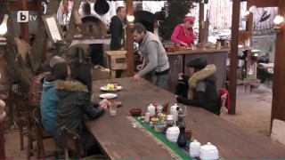 Стоян приготвя палачинки с шоколад за закуска