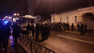 Полицията арестува 52 фенове преди 