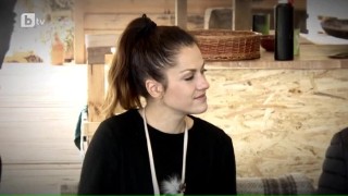 Велислава Каймаканова учи фермерите да си направят табуретка от стара гума