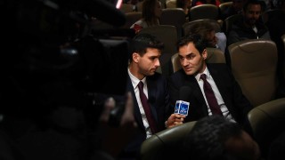 Стилният Григор в ролята на журналист в Лондон (ГАЛЕРИЯ И ВИДЕО)