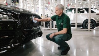 Моуриньо остави футбола и започна работа в автомобилен завод (ВИДЕО)