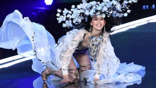 Ангелите падат с финес: Как Минг Кси падна по време на ревюто на Victoria’s Secret и как се измъкна от ситуацията