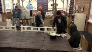 Алек приготвя баница със спанак