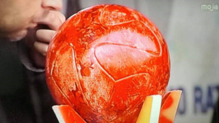 Да боядисаш топката със... спрей