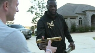 Златен пистолет и базука - личната охрана на Уайлдър (ВИДЕО)