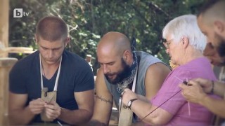 Мъжете се учат да плетат чорапи