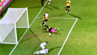 Странен и комичен гол с марка 