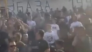 В Македония пуснаха влак през трибуните (ВИДЕО)