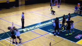 Колежанин прати съперник в нокдаун на баскетболен мач (ВИДЕО)