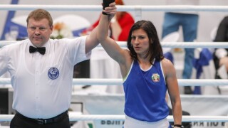 Стойка Петрова си осигури медал от световното по бокс