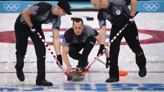 Камъни, метли и алкохол: пияни състезатели по кърлинг вилнеят на състезание