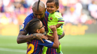 Меси, Неймар, Суарез и Пике донесоха награда на сина на Видал (ВИДЕО)