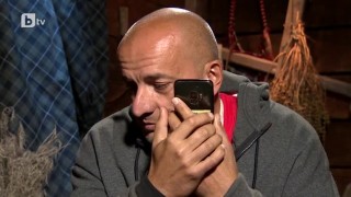 Венци се обажда на дъщеря си, за да ѝ честити рождения ден