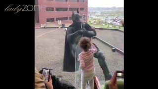 Полицай забавлява болни деца, като се прави на Батман (ВИДЕО)