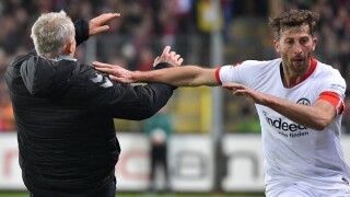 Тежко наказание за футболиста, който просна на земята треньора на съперника