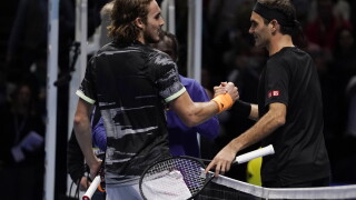 Дебютантът Циципас спря Федерер в Лондон