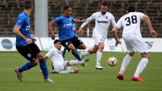 Задна ножица в последните секунди на Иса съсипа 