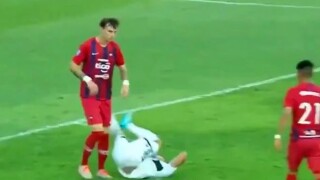 Лудост в Парагвай: Футболист заби зъби в главата на съперник (ВИДЕО)