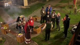 Фермерите се събират около лагерния огън, за да изпратят символично дуелистите