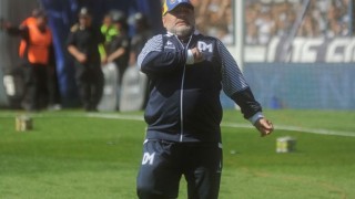 В Аржентина: Оперират Марадона по спешност