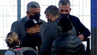 Операцията на Марадона е успешна. Той се чувства добре (ВИДЕО)