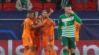 Комични вратарски грешки помогнаха на 