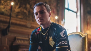 Той е Меси! Той е Роналдо! Той е Неймар! Но пред компютъра