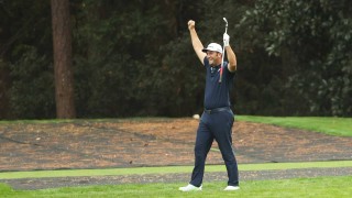 Изумителен удар в голфа накара топката да се 