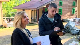 Мария пазарува с голямата кошница