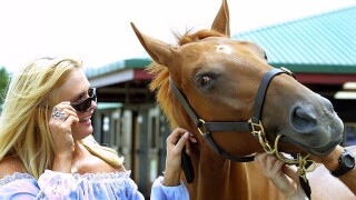 Приятелката на Тръмп, която замени модния подиум с хиподрума