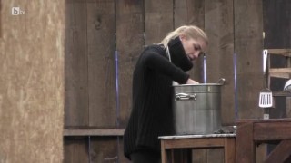 Мария се бори с киселото мляко