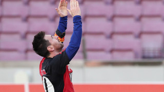 Лионел Меси почете Марадона с гол и една много специална фланелка