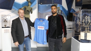 Шведски защитник подписа с 