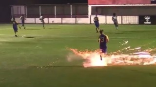 Фойерверки на терена по време на мач…Буквално! (ВИДЕО)