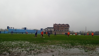 Недоволство в Босна: Футболисти играха в локвите, за да може съдията да получи хонорар