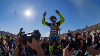 Последното състезание на великия Валентино Роси (СНИМКИ)